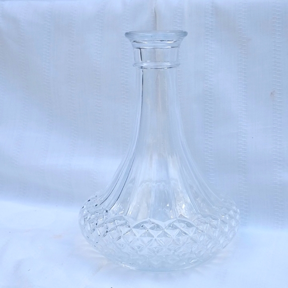 Clear glass decanter - Picture 1 of 4
